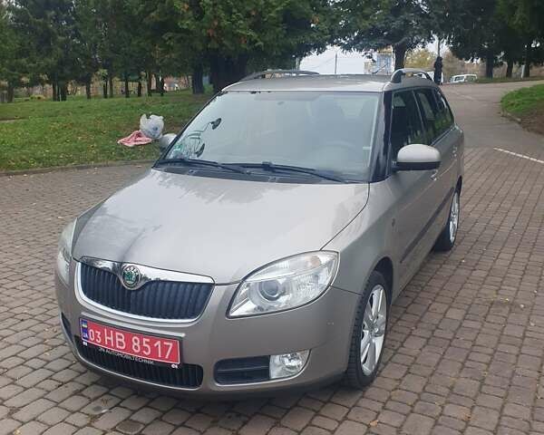Бежевый Шкода Фабия, объемом двигателя 1.4 л и пробегом 190 тыс. км за 5750 $, фото 2 на Automoto.ua