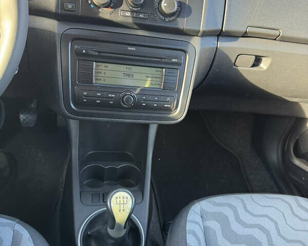 Бежевый Шкода Фабия, объемом двигателя 1.39 л и пробегом 190 тыс. км за 5600 $, фото 8 на Automoto.ua