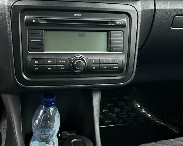 Бежевый Шкода Фабия, объемом двигателя 1.39 л и пробегом 139 тыс. км за 6300 $, фото 5 на Automoto.ua