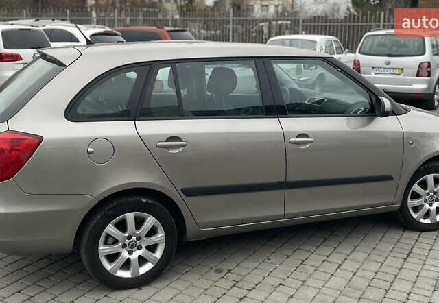 Бежевый Шкода Фабия, объемом двигателя 1.6 л и пробегом 186 тыс. км за 5750 $, фото 2 на Automoto.ua