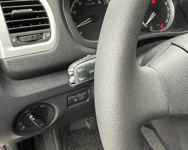 Бежевый Шкода Фабия, объемом двигателя 1.6 л и пробегом 190 тыс. км за 5850 $, фото 9 на Automoto.ua