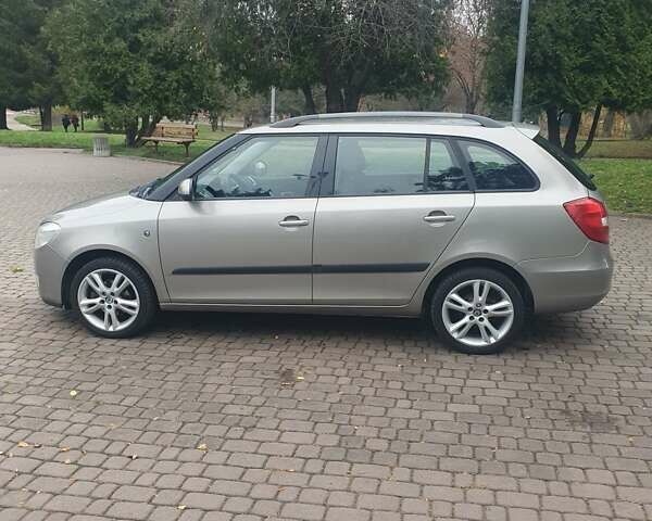 Бежевый Шкода Фабия, объемом двигателя 1.4 л и пробегом 190 тыс. км за 5750 $, фото 12 на Automoto.ua