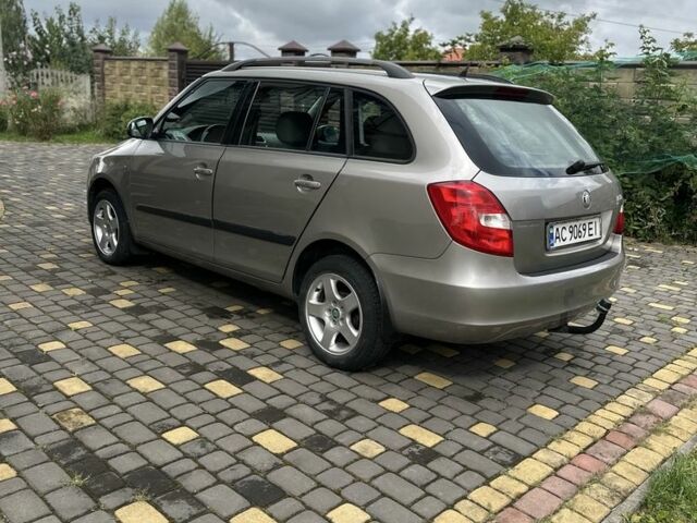 Бежевый Шкода Фабия, объемом двигателя 1.4 л и пробегом 260 тыс. км за 5300 $, фото 2 на Automoto.ua