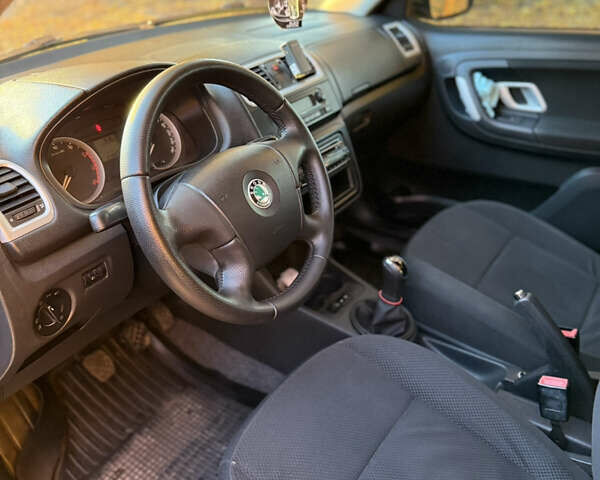 Бежевый Шкода Фабия, объемом двигателя 1.39 л и пробегом 215 тыс. км за 6299 $, фото 13 на Automoto.ua