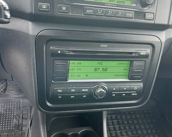 Бежевый Шкода Фабия, объемом двигателя 1.6 л и пробегом 225 тыс. км за 5750 $, фото 13 на Automoto.ua