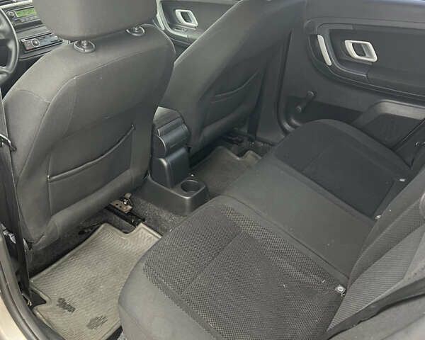 Бежевый Шкода Фабия, объемом двигателя 1.6 л и пробегом 203 тыс. км за 5350 $, фото 11 на Automoto.ua