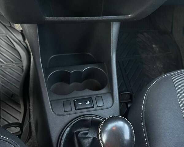 Бежевый Шкода Фабия, объемом двигателя 1.2 л и пробегом 198 тыс. км за 4500 $, фото 9 на Automoto.ua