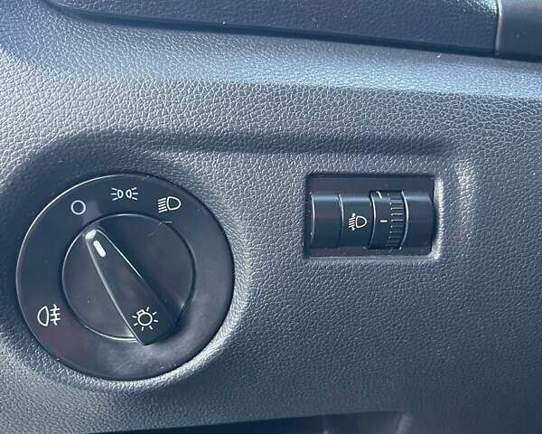 Бежевый Шкода Фабия, объемом двигателя 1.2 л и пробегом 198 тыс. км за 4500 $, фото 6 на Automoto.ua