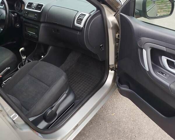 Бежевий Шкода Фабія, об'ємом двигуна 1.6 л та пробігом 225 тис. км за 5400 $, фото 8 на Automoto.ua
