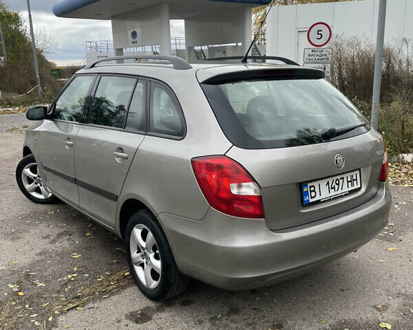 Бежевый Шкода Фабия, объемом двигателя 1.6 л и пробегом 225 тыс. км за 5750 $, фото 4 на Automoto.ua