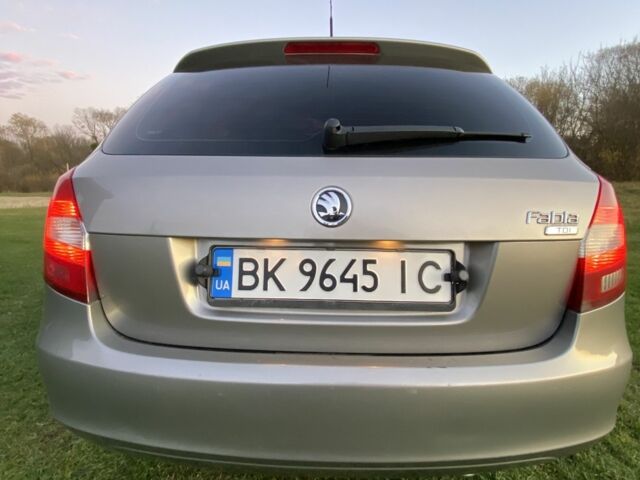 Бежевый Шкода Фабия, объемом двигателя 1.4 л и пробегом 310 тыс. км за 4200 $, фото 1 на Automoto.ua