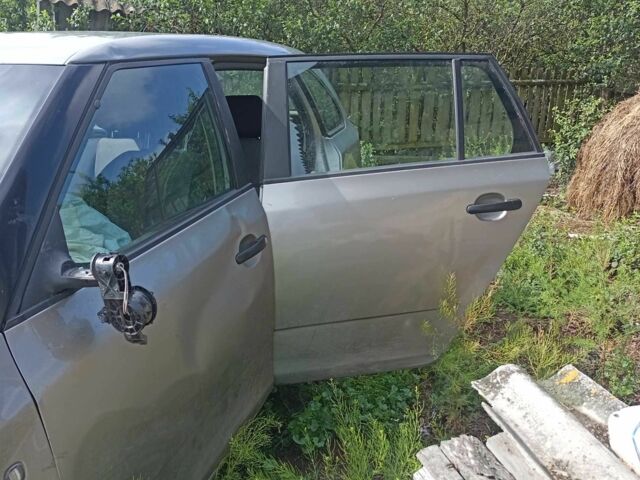 Бежевый Шкода Фабия, объемом двигателя 1.4 л и пробегом 360 тыс. км за 1500 $, фото 4 на Automoto.ua