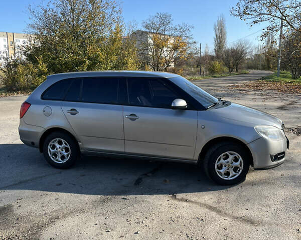 Бежевый Шкода Фабия, объемом двигателя 1.2 л и пробегом 170 тыс. км за 5500 $, фото 2 на Automoto.ua