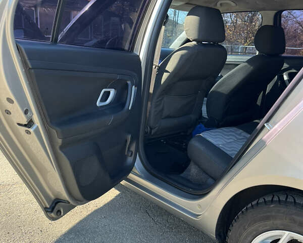 Бежевый Шкода Фабия, объемом двигателя 1.2 л и пробегом 170 тыс. км за 5500 $, фото 7 на Automoto.ua