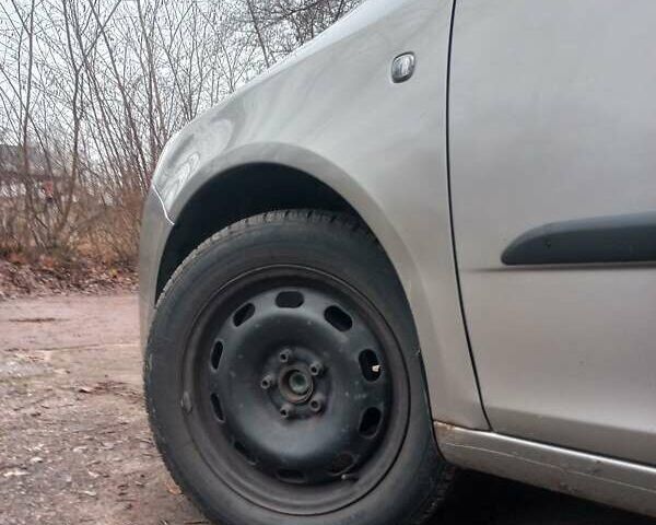 Бежевый Шкода Фабия, объемом двигателя 1.2 л и пробегом 285 тыс. км за 4000 $, фото 4 на Automoto.ua