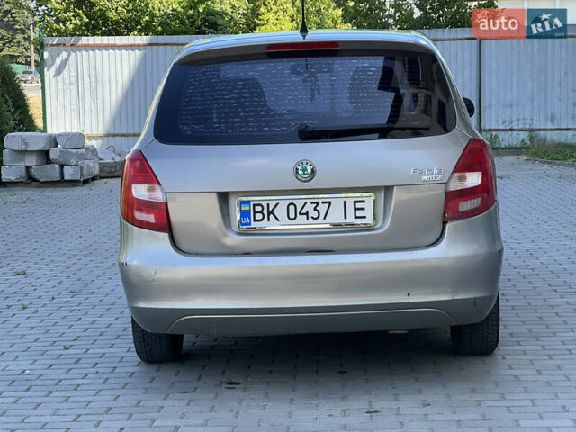 Бежевый Шкода Фабия, объемом двигателя 1.2 л и пробегом 300 тыс. км за 2999 $, фото 4 на Automoto.ua
