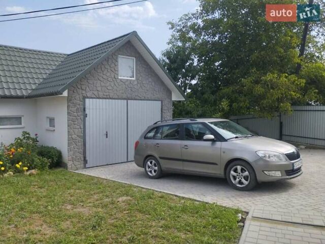 Бежевый Шкода Фабия, объемом двигателя 1.2 л и пробегом 323 тыс. км за 5000 $, фото 1 на Automoto.ua