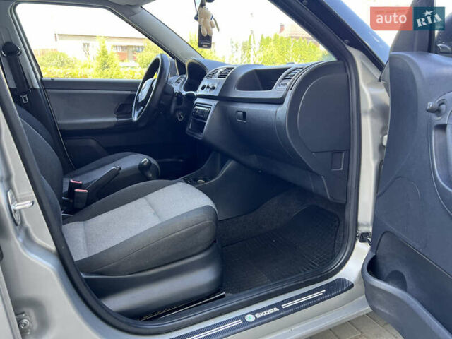 Бежевый Шкода Фабия, объемом двигателя 1.2 л и пробегом 300 тыс. км за 2999 $, фото 7 на Automoto.ua