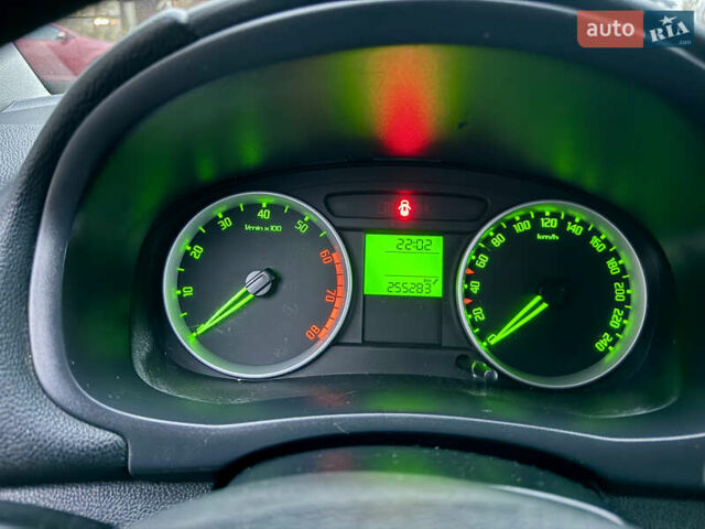 Бежевый Шкода Фабия, объемом двигателя 1.4 л и пробегом 255 тыс. км за 5800 $, фото 12 на Automoto.ua