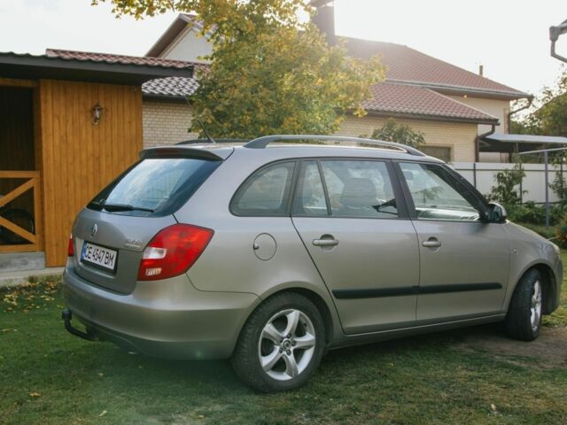 Бежевый Шкода Фабия, объемом двигателя 1.2 л и пробегом 323 тыс. км за 5000 $, фото 2 на Automoto.ua