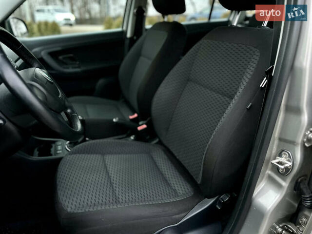Бежевый Шкода Фабия, объемом двигателя 1.2 л и пробегом 250 тыс. км за 5500 $, фото 23 на Automoto.ua