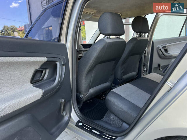 Бежевый Шкода Фабия, объемом двигателя 1.2 л и пробегом 300 тыс. км за 2999 $, фото 8 на Automoto.ua