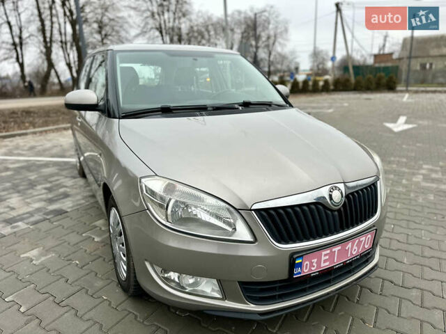 Бежевый Шкода Фабия, объемом двигателя 1.2 л и пробегом 250 тыс. км за 5500 $, фото 1 на Automoto.ua