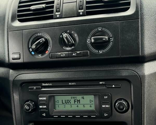 Бежевый Шкода Фабия, объемом двигателя 1.6 л и пробегом 192 тыс. км за 5900 $, фото 1 на Automoto.ua