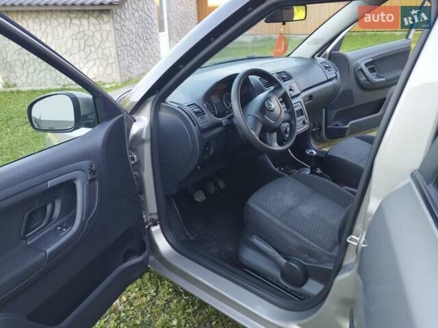 Бежевый Шкода Фабия, объемом двигателя 1.2 л и пробегом 323 тыс. км за 5000 $, фото 3 на Automoto.ua