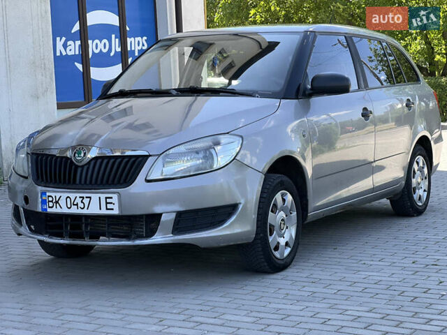 Бежевый Шкода Фабия, объемом двигателя 1.2 л и пробегом 300 тыс. км за 2999 $, фото 2 на Automoto.ua