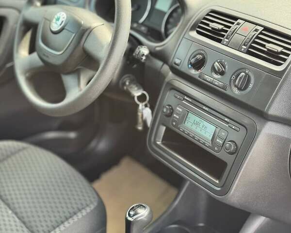 Бежевый Шкода Фабия, объемом двигателя 1.4 л и пробегом 191 тыс. км за 6200 $, фото 7 на Automoto.ua