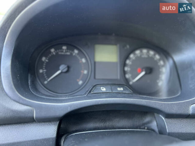 Бежевый Шкода Фабия, объемом двигателя 1.2 л и пробегом 300 тыс. км за 2999 $, фото 15 на Automoto.ua