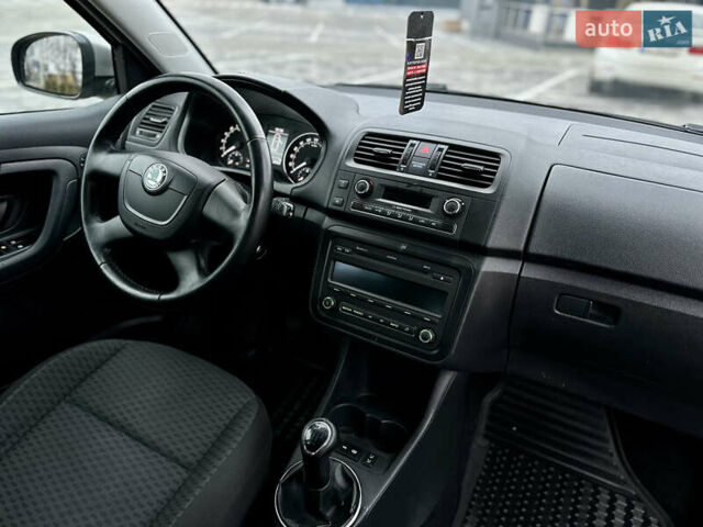 Бежевый Шкода Фабия, объемом двигателя 1.2 л и пробегом 250 тыс. км за 5500 $, фото 43 на Automoto.ua