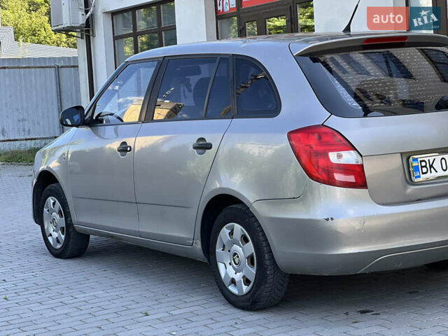 Бежевый Шкода Фабия, объемом двигателя 1.2 л и пробегом 300 тыс. км за 2999 $, фото 5 на Automoto.ua
