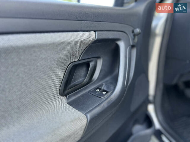 Бежевый Шкода Фабия, объемом двигателя 1.2 л и пробегом 300 тыс. км за 2999 $, фото 13 на Automoto.ua