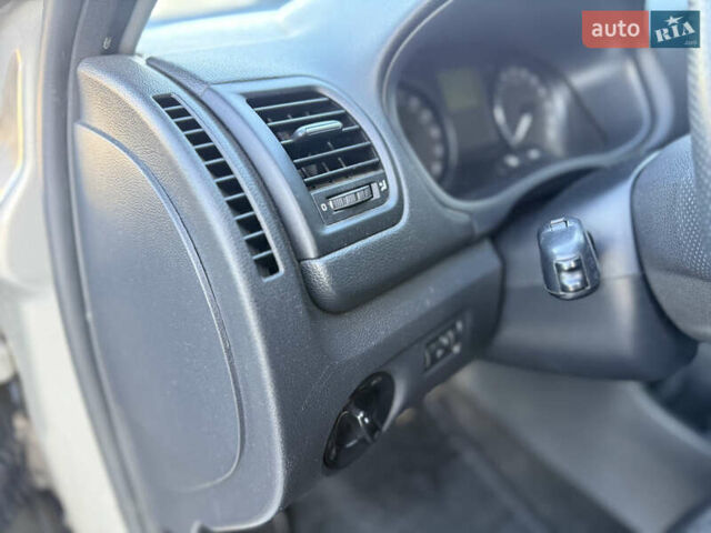 Бежевий Шкода Фабія, об'ємом двигуна 1.2 л та пробігом 302 тис. км за 5499 $, фото 31 на Automoto.ua