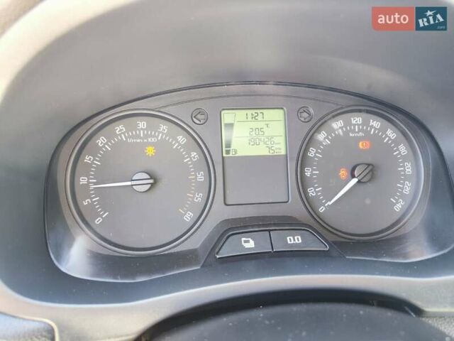 Бежевый Шкода Фабия, объемом двигателя 1.2 л и пробегом 195 тыс. км за 5200 $, фото 1 на Automoto.ua