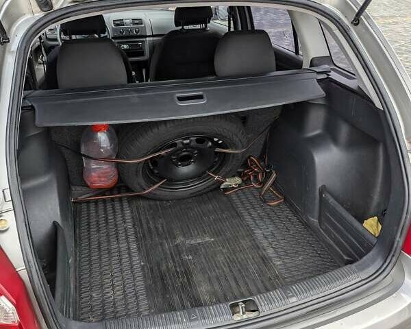 Бежевый Шкода Фабия, объемом двигателя 1.39 л и пробегом 143 тыс. км за 5850 $, фото 6 на Automoto.ua