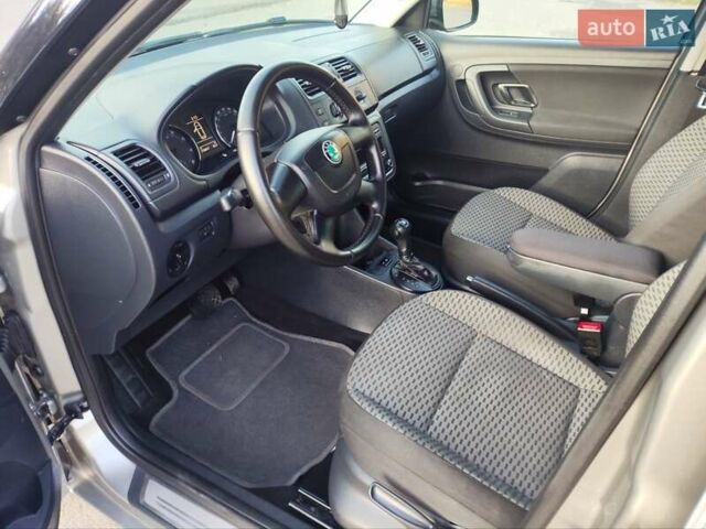 Бежевый Шкода Фабия, объемом двигателя 1.2 л и пробегом 218 тыс. км за 8400 $, фото 2 на Automoto.ua