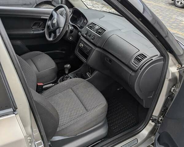 Бежевый Шкода Фабия, объемом двигателя 1.39 л и пробегом 143 тыс. км за 5850 $, фото 5 на Automoto.ua