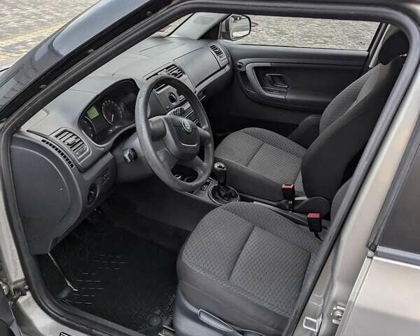 Бежевый Шкода Фабия, объемом двигателя 1.39 л и пробегом 143 тыс. км за 5850 $, фото 4 на Automoto.ua