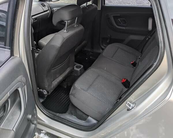 Бежевый Шкода Фабия, объемом двигателя 1.39 л и пробегом 143 тыс. км за 5850 $, фото 8 на Automoto.ua