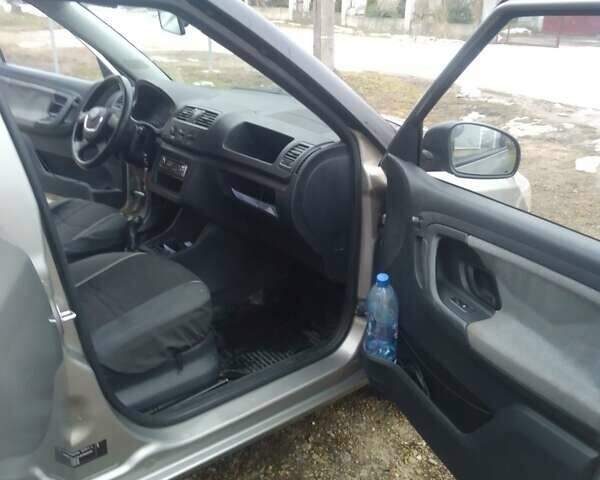 Бежевий Шкода Фабія, об'ємом двигуна 1.2 л та пробігом 150 тис. км за 4400 $, фото 9 на Automoto.ua