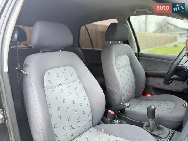 Чорний Шкода Фабія, об'ємом двигуна 1.39 л та пробігом 201 тис. км за 3750 $, фото 30 на Automoto.ua