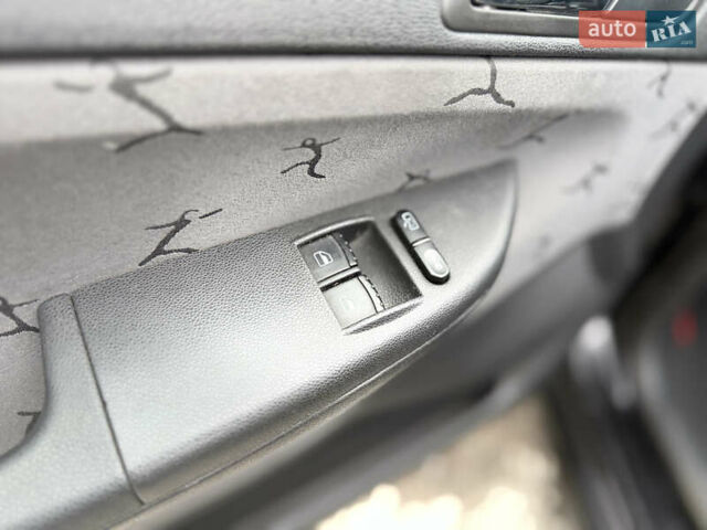 Чорний Шкода Фабія, об'ємом двигуна 1.39 л та пробігом 201 тис. км за 3750 $, фото 19 на Automoto.ua