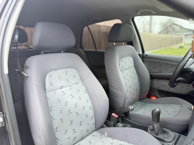 Черный Шкода Фабия, объемом двигателя 1.4 л и пробегом 201 тыс. км за 4100 $, фото 22 на Automoto.ua