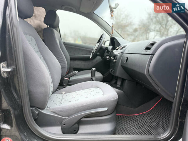 Чорний Шкода Фабія, об'ємом двигуна 1.39 л та пробігом 201 тис. км за 3750 $, фото 28 на Automoto.ua