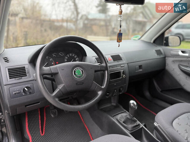 Чорний Шкода Фабія, об'ємом двигуна 1.39 л та пробігом 201 тис. км за 3750 $, фото 17 на Automoto.ua
