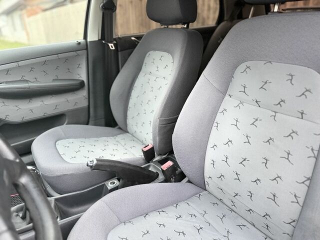 Черный Шкода Фабия, объемом двигателя 1.4 л и пробегом 201 тыс. км за 4100 $, фото 12 на Automoto.ua