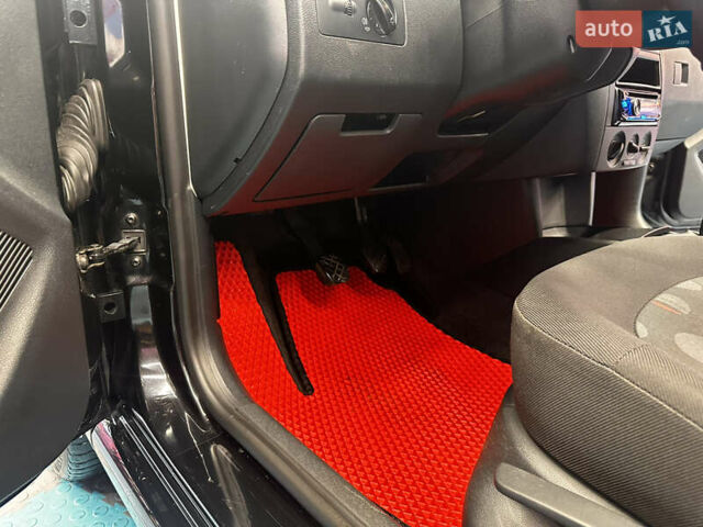 Черный Шкода Фабия, объемом двигателя 1.39 л и пробегом 275 тыс. км за 3999 $, фото 3 на Automoto.ua